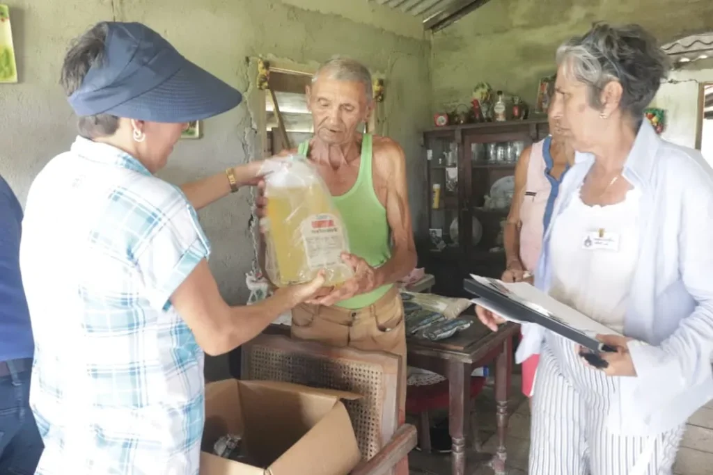 Entrega del donativo en Lugareno 13