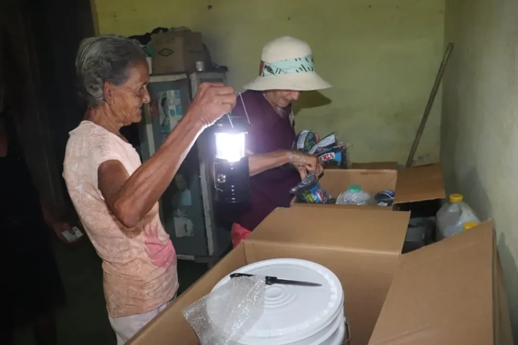 Entrega del donativo en Lugareno 5