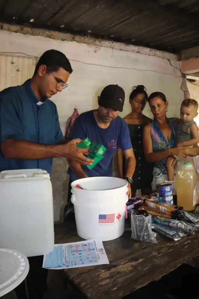 Entrega del donativo en Lugareno 7 2