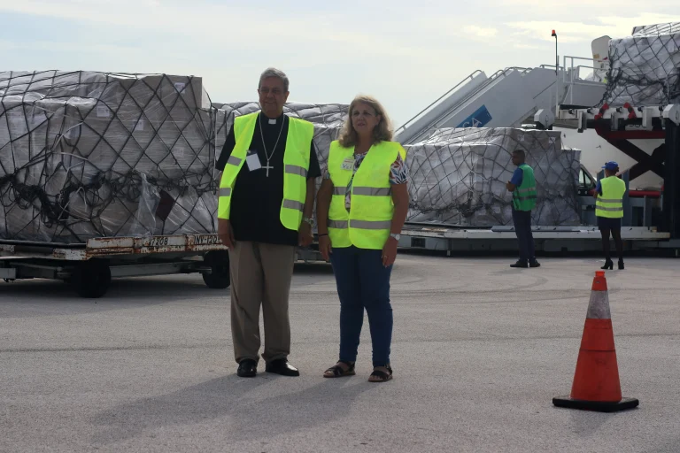 Llega a Aeropuerto de Camagüey ayuda humanitaria de Estados Unidos. Reciben este donativo Monseñor Wilfredo Pino Estévez, arzobispo de Arquidiócesis de Camagüey y María Rosa Rodríguez Aguilar, Directora de Cáritas Diocesana.