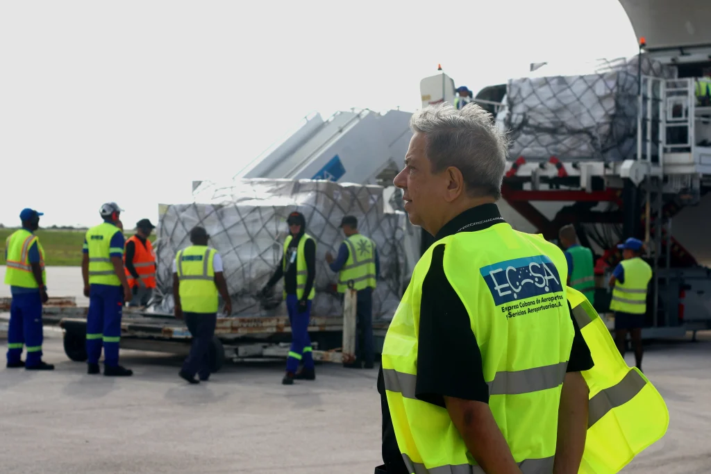 Monsenor Wilfredo Pino recibe ayuda humanitaria en Camaguey 1